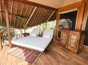 Soroi Larsens Camp: Die Veranda eines Deluxe Zelts Soroi Larsens Camp: Die Veranda eines Deluxe Zelts