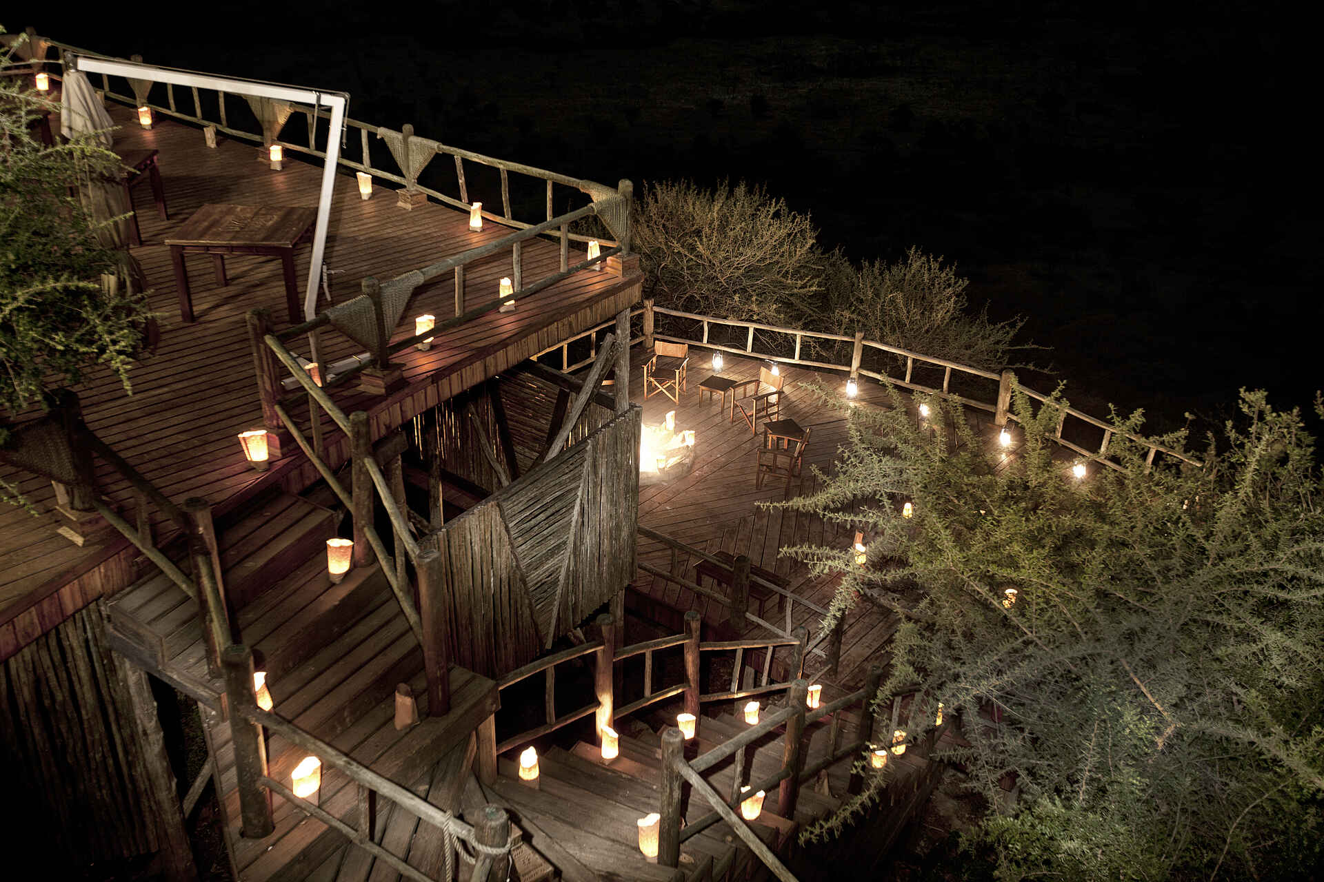 Mbali Mbali Lodges, Serengeti, Soroi Serengeti Lodge, Laternen, Treppen, Afrikarma, Afrikarma Safaris, Afrikarma Safaris - Wildnis. Hautnah., Afrikarma.de