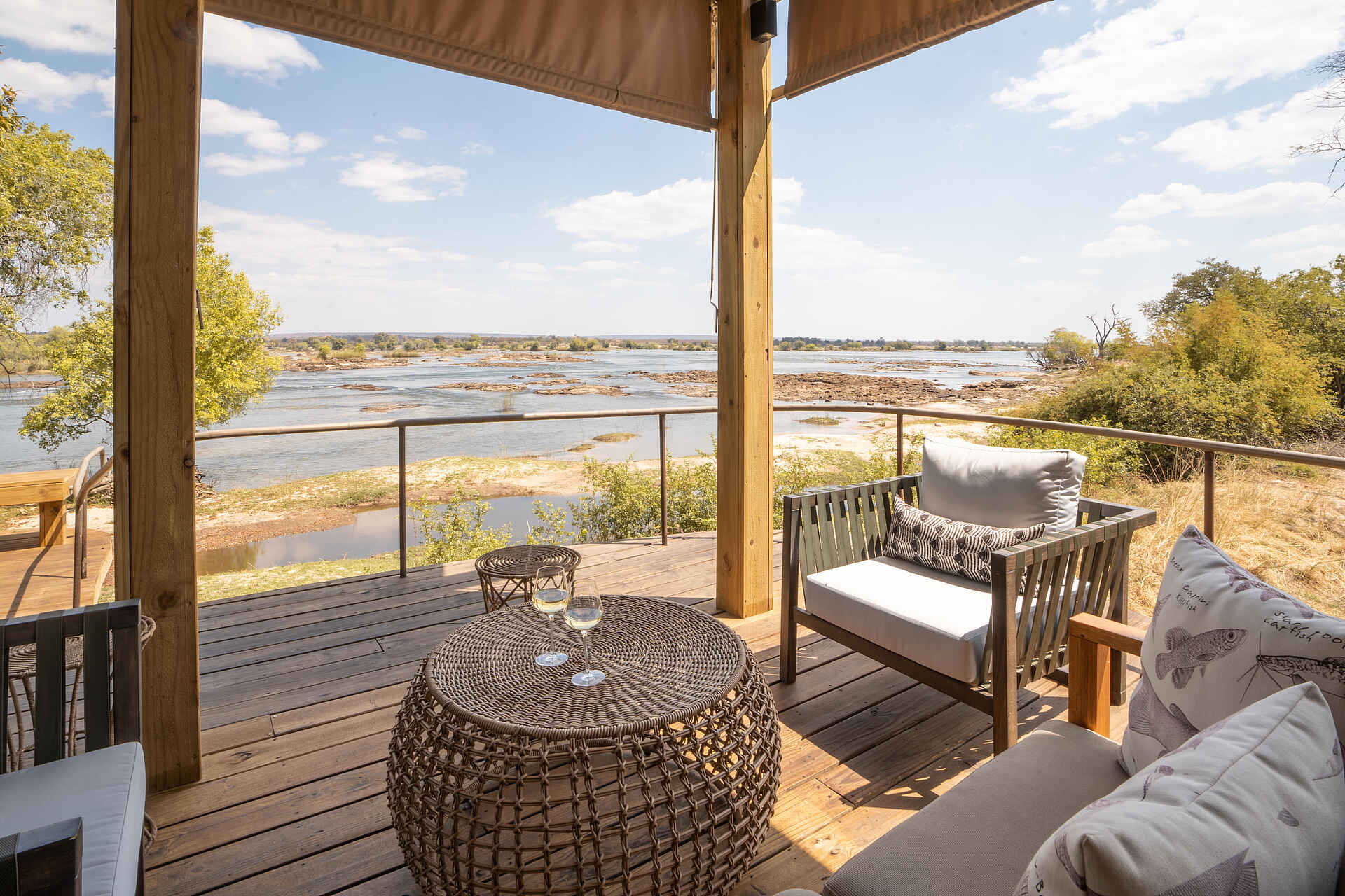 Toka Leya Camp: Deck mit Blick auf den Sambesi Toka Leya Camp: Deck mit Blick auf den Sambesi