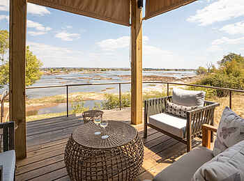 Toka Leya Camp: Deck mit Blick auf den Sambesi Toka Leya Camp: Deck mit Blick auf den Sambesi