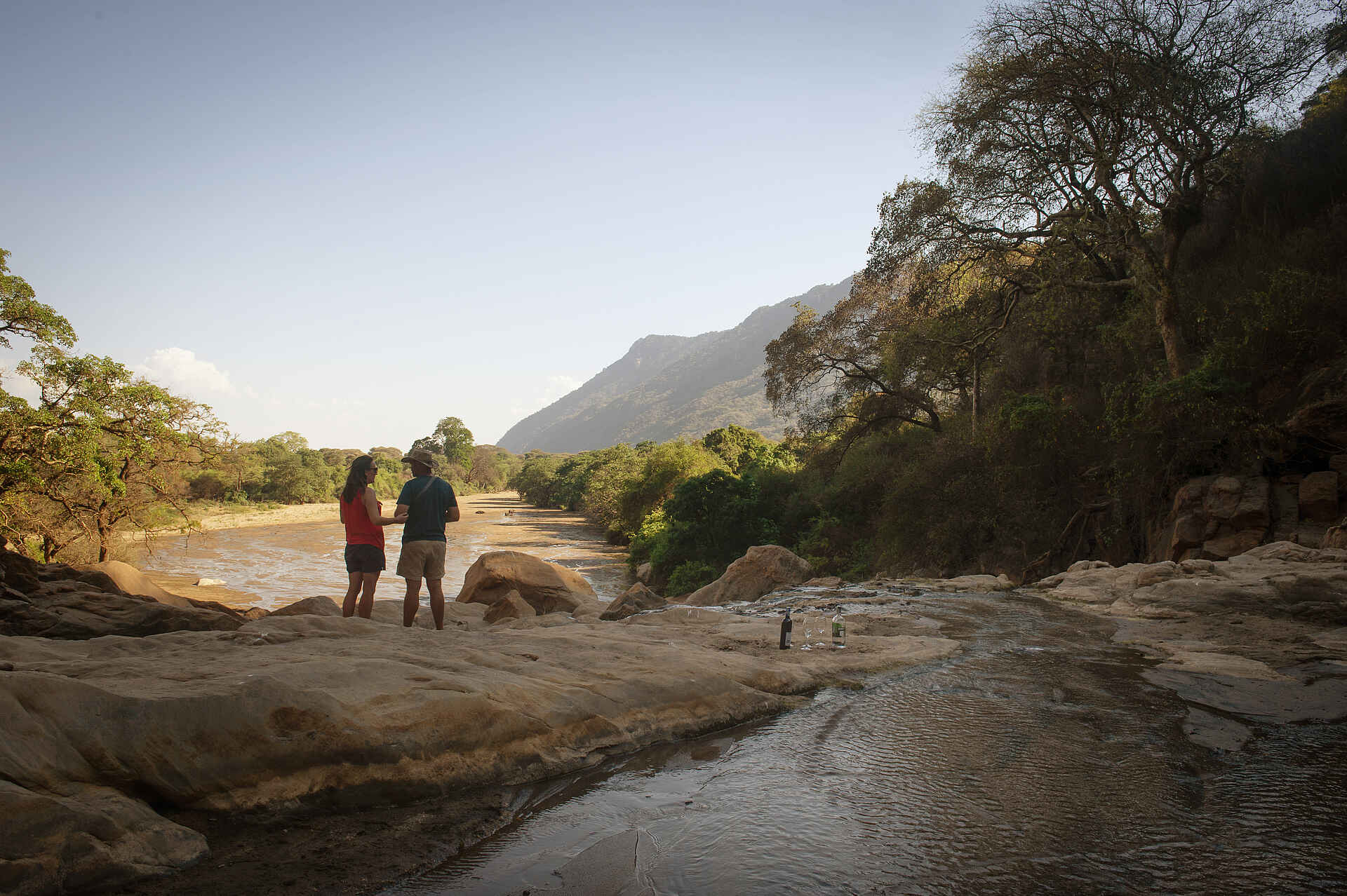 Wayo Manyara Green Camp: Sundowner am Wasserfall