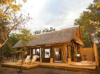 Zungulila Bushcamp: Gästechalet mit Außenbad Zungulila Bushcamp: Gästechalet mit Außenbad