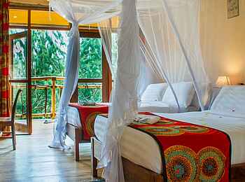 Ichumbi Gorilla Lodge: Betten und Blick zur Veranda