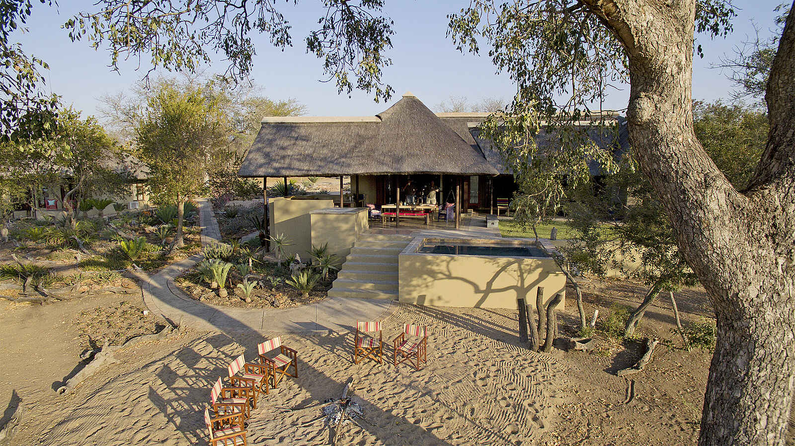 Jacis Sabi House: Haupthaus mit Feuerstelle Jacis Sabi House: Haupthaus mit Feuerstelle