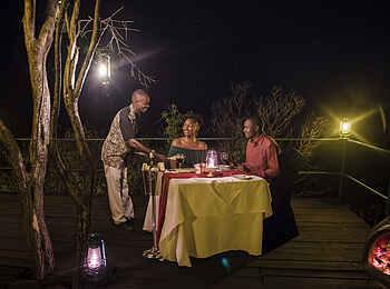 Mara Serena Safari Lodge: Abendessen im Freien Mara Serena Safari Lodge: Abendessen im Freien