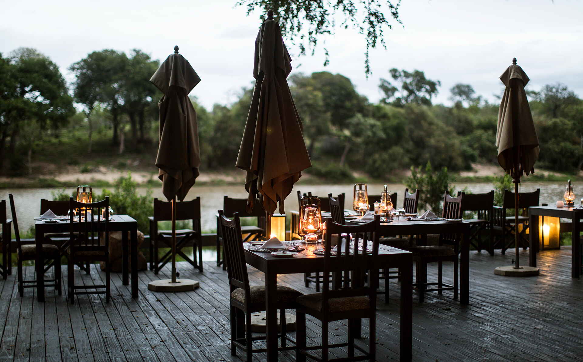 Simbavati River Lodge: Essbereich auf der Terrasse Krüger Nationalpark, Safari, Simbavati River Lodge, Timbavati Game Reserve, Essbereich im Freien