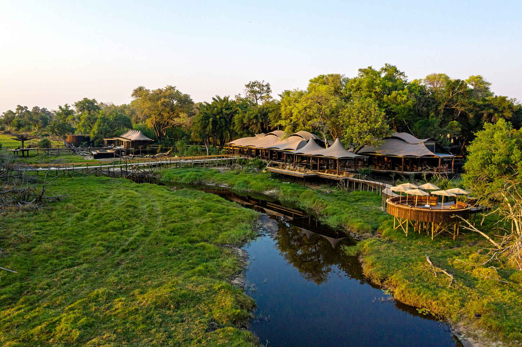 Xigera Safari Lodge: Lage an einem natürlichen Kanal