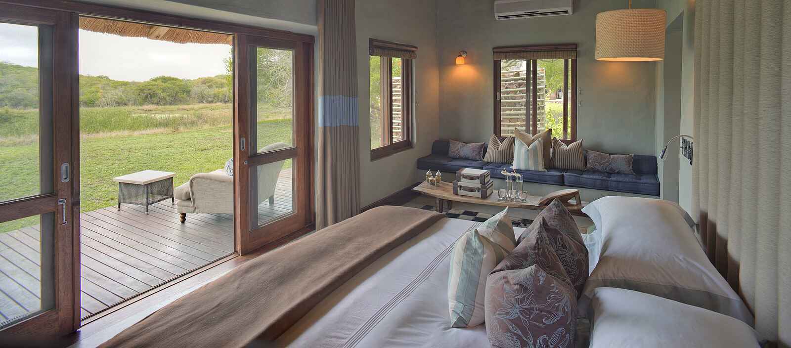 &Beyond Phinda Zuka Lodge: Blick vom Schlafzimmer auf die Terrasse &Beyond Phinda Zuka Lodge: Blick vom Schlafzimmer auf die Terrasse