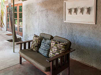 Bayete Guest Lodge: Sofa auf der Veranda