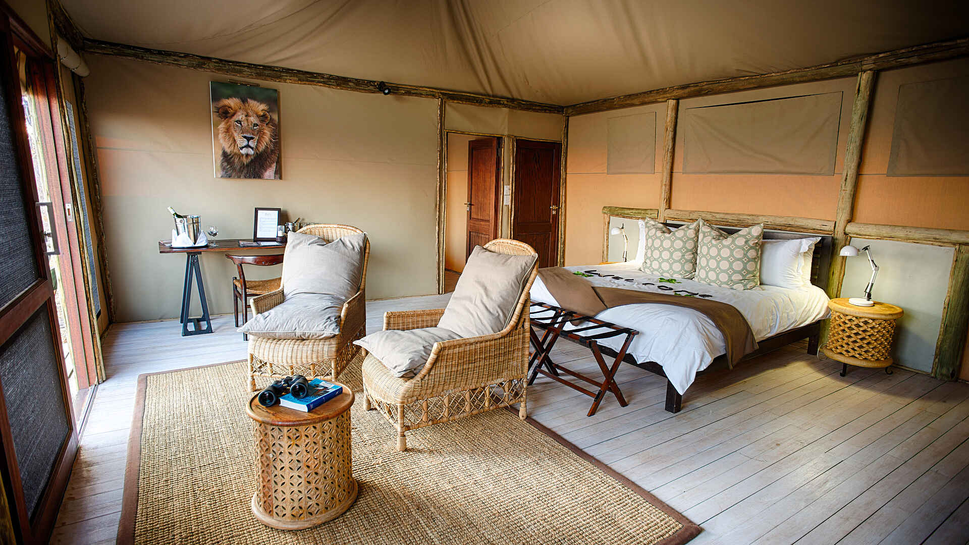 Ghoha Hills Savuti Lodge: Family Tent Blick hinein