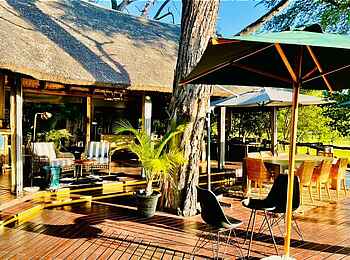 Khwai Expeditions Camp: Die Terrasse im Zentralbereich Khwai Expeditions Camp: Die Terrasse im Zentralbereich