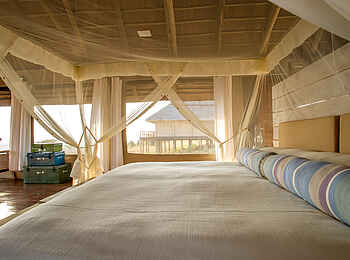 Kubu Kubu Tented Camp: Bett und große Fenster