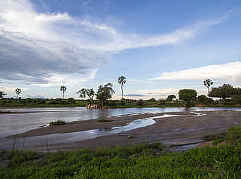 Kwihala Camp: Fluss in der Dämmerung