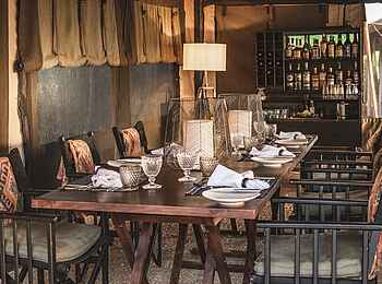 Legendary Nyasi Tented Camp: Gedeckter Dinnertisch