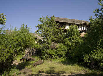 Maweninga Camp: Büsche zwischen Felsen und Chalets