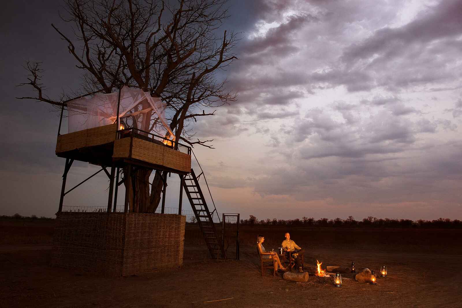 Mwamba Bush Camp: Sleep-Out mit Lagerfeuer Mwamba Bush Camp: Sleep-Out mit Lagerfeuer