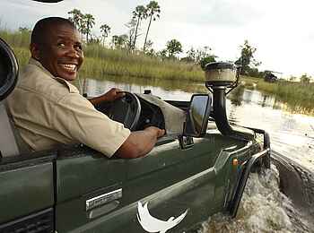 Nxabega Okavango Tented Camp: Guide bei Wasserdurchquerung