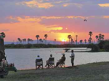 Roho ya Selous Camp: Sundowner am Flußufer Roho ya Selous Camp: Sundowner am Flußufer