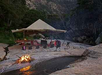 Sarara Camp: Flycamping mit Lagerfeuer Sarara Camp: Flycamping mit Lagerfeuer