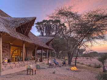 Saruni Rhino: Am Feuer Saruni Rhino: Am Feuer