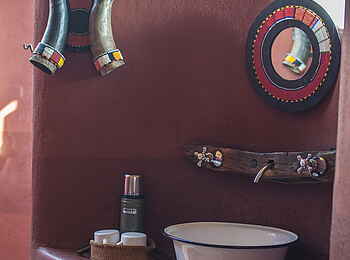 Shu'mata Camp: Waschbecken und Dusche Shu'mata Camp: Waschbecken und Dusche