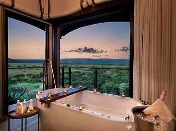 Sindile Luxury Tented Camp: Badewanne mit Blick auf die Landschaft Sindile Luxury Tented Camp: Badewanne mit Blick auf die Landschaft