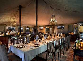 Somalisa Expeditions Camp: Esstisch im Hauptbereich