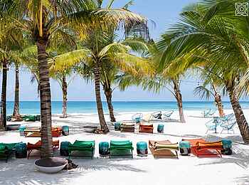 Zuri Zanzibar: Liegen am Strand