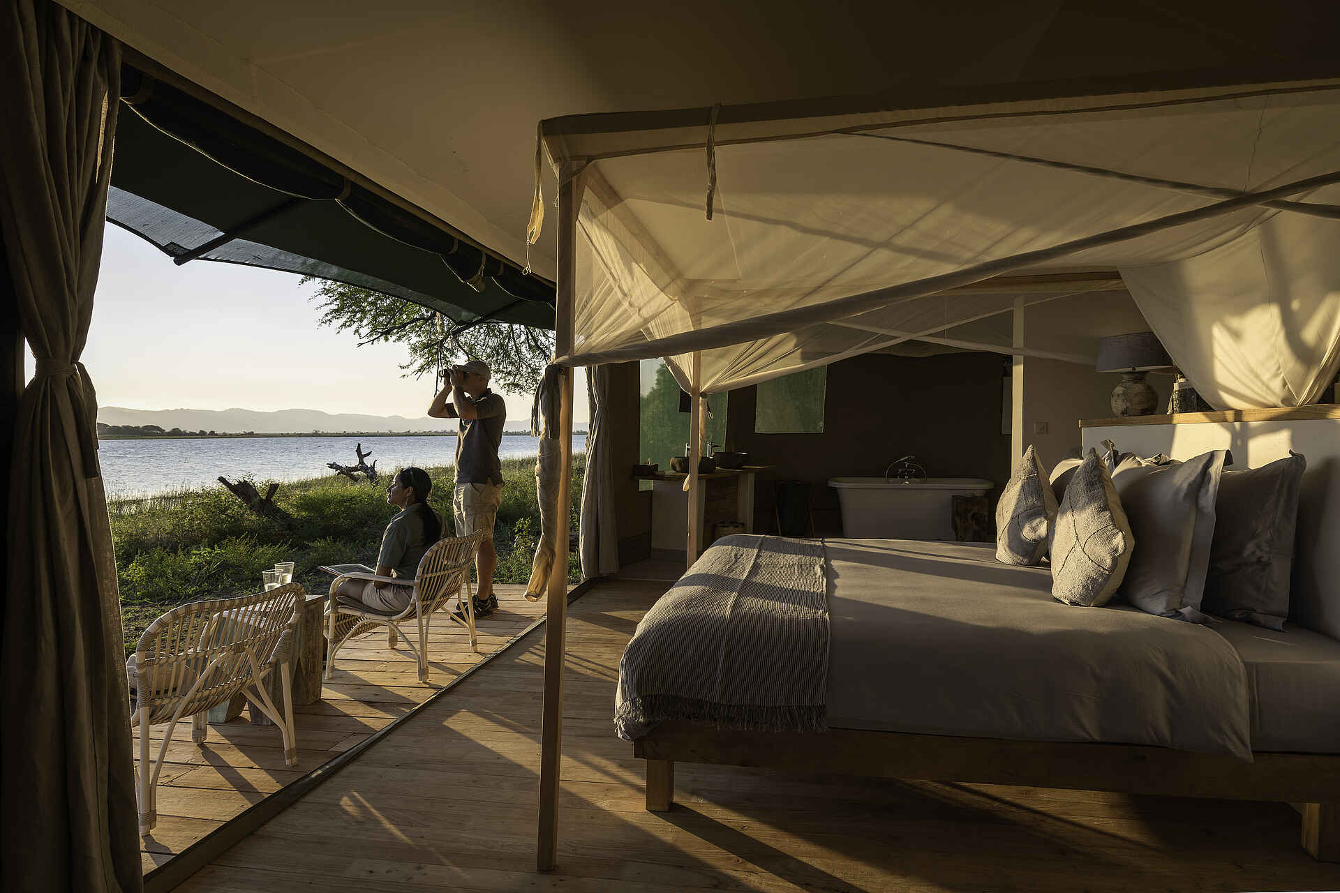 Kuthengo Camp: Blick aus einem Zelt Kuthengo Camp, Liwonde National Park, Robin Pope Safaris, Shire River, Doppelbett, Gästezelt, Private Veranda, Afrikarma, Afrikarma Safaris, Afrikarma Safaris - Wildnis. Hautnah., Afrikarma.de