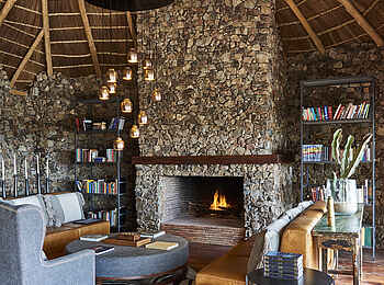 Legendary Mwiba Lodge: Bibliothek mit Kamin Legendary Mwiba Lodge: Bibliothek mit Kamin