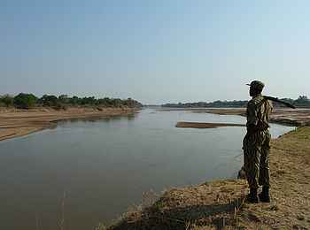 Mapazi Camp: Bewaffnete Wache am Luangwa
