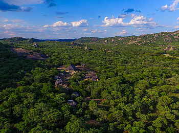 Matobo Hills Lodge: Landschaft mit Lodge im Zentrum Matobo Hills Lodge: Landschaft mit Lodge im Zentrum