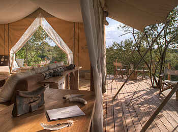 Naibor Camp: Holzdeck eines Gästezeltes Naibor Camp: Holzdeck eines Gästezeltes