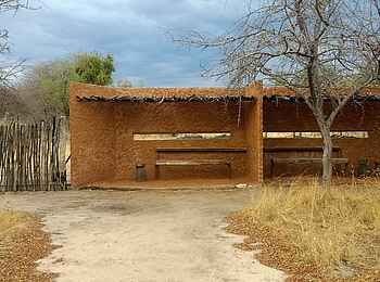 Roy's Restcamp: Offener Lehmunterstand