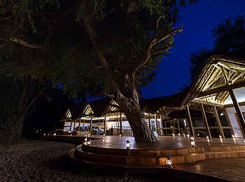 Splash Camp: Eingangsbereich bei Nacht