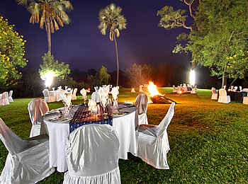 A'Zambezi River Lodge: Dinner im Garten A'Zambezi River Lodge: Dinner im Garten