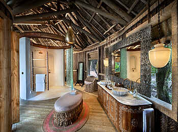 andBeyond Mnemba Island Lodge: Badezimmer mit großer Dusche