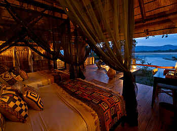 Chamilandu Bushcamp: Abendstimmung im Gästechalet Chamilandu Bushcamp: Abendstimmung im Gästechalet