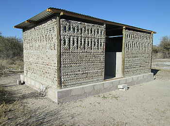 Edo's Camp: Recycling-Gebäude Edo's Camp: Recycling-Gebäude