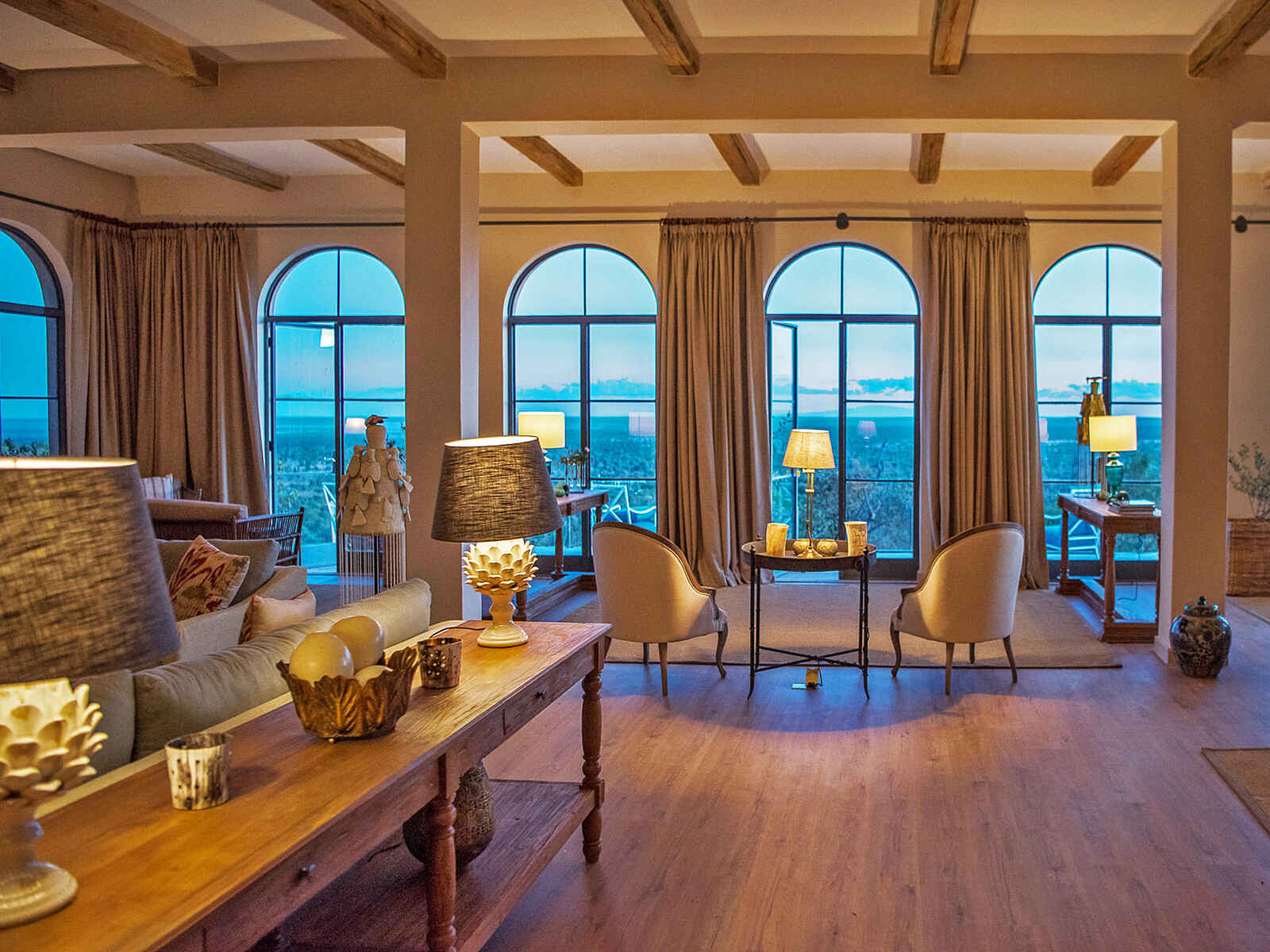 Governors' Mugie: die Lounge Governors' Mugie: die Lounge