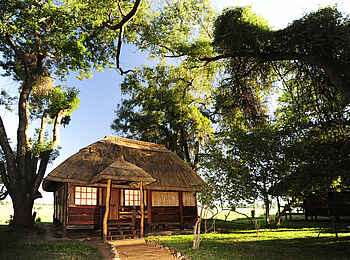 Kafunta River Lodge: Gästechalet von außen