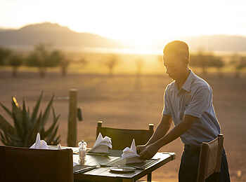 Kwessi Dunes Lodge: Esstisch auf dem Deck