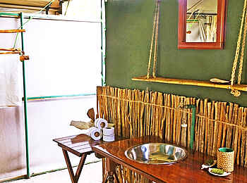 Lake Manze Camp: Waschtisch und Utensilien Lake Manze Camp: Waschtisch und Utensilien