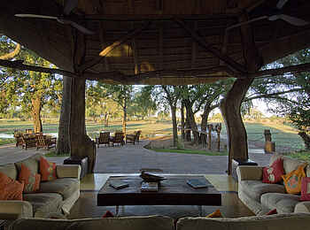 Luangwa Safari House: Blick zur Terasse Luangwa Safari House: Blick zur Terasse