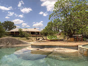 Serengeti Bushtops: Pool und Hauptgebäude
