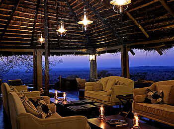 Serengeti Pioneer Camp: Die Lounge am Abend Serengeti Pioneer Camp: Die Lounge am Abend