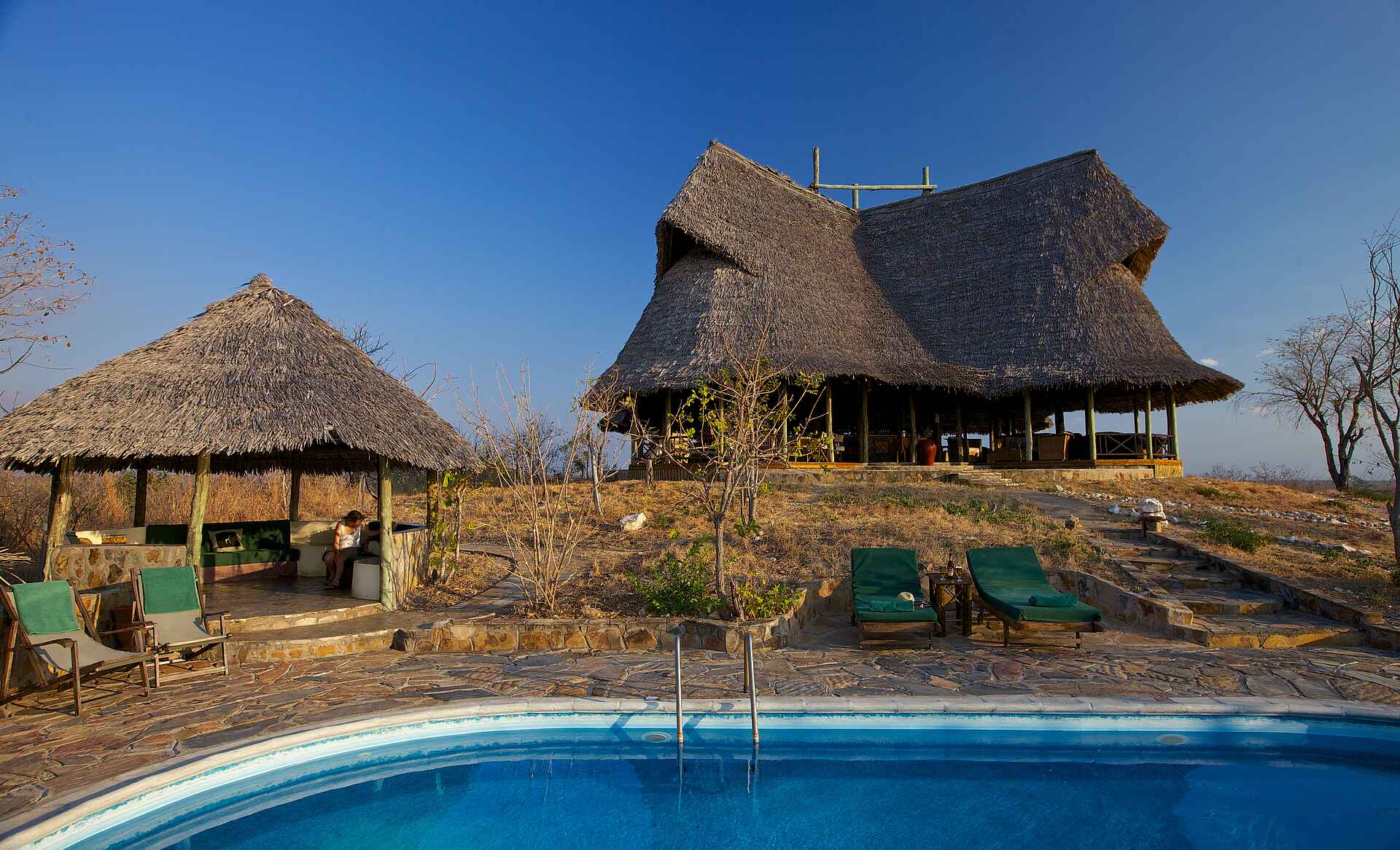 Stanley's Kopje Camp: Hauptgebäude hinter dem Pool Foxes Safaris, Mikumi National Park, Mkata River, Mwanamboga Waterhole, Stanley's Kopje Camp, Hauptgebäude, Salat, Swimming Pool, Afrikarma, Afrikarma Safaris, Afrikarma Safaris - Wildnis. Hautnah., Afrikarma.de