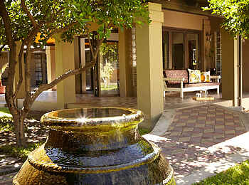 Villa Violet: Vase im Innenhof