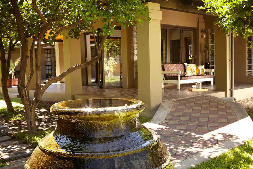 Villa Violet: Vase im Innenhof Villa Violet: Vase im Innenhof