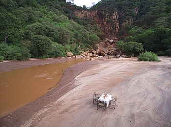 Wayo Manyara Green Camp: Dinner an den Wasserfällen des Endabash